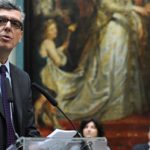 Pioneering Louvre boss to quit