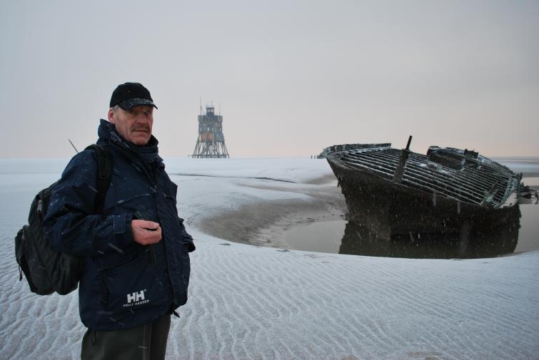 Archaeologist Hans Joachim Kühn in front of one of the wrecks.Photo: Brunckhorst/LKN-SH
