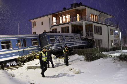 A cleaning lady managed to commandeer a Stockholm-area tram early Tuesday morning, eventually crashing it into a house in the upscale suburb of Saltsjöbaden.Photo: Jonas Ekströmer/Scanpix