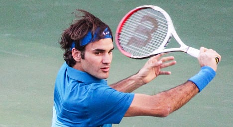 Federer eases into Rotterdam quarter-finals