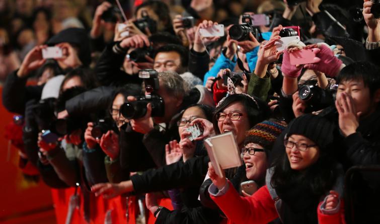 Fans crowd the red carpet.Photo: DPA
