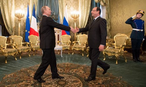 Hollande presses Putin on Syria crisis