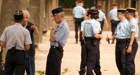 France orders police officers to be more polite