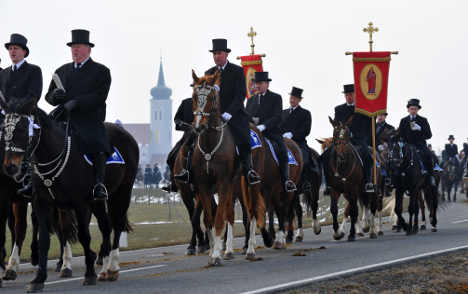 Saxon horseback riders spread Easter message