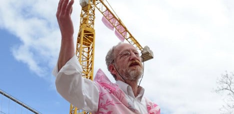 US gran scales crane in bid to see child
