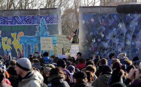 Thousands protest to save Berlin Wall