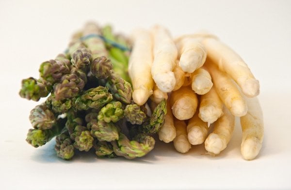 White versus green <br>Despite the fact that white asparagus is more loved, the green variety is richer in vitamins and is easier to cook, since you only have to cut the ends and not peel it meticulously like you do with the white sort.Photo: DPA