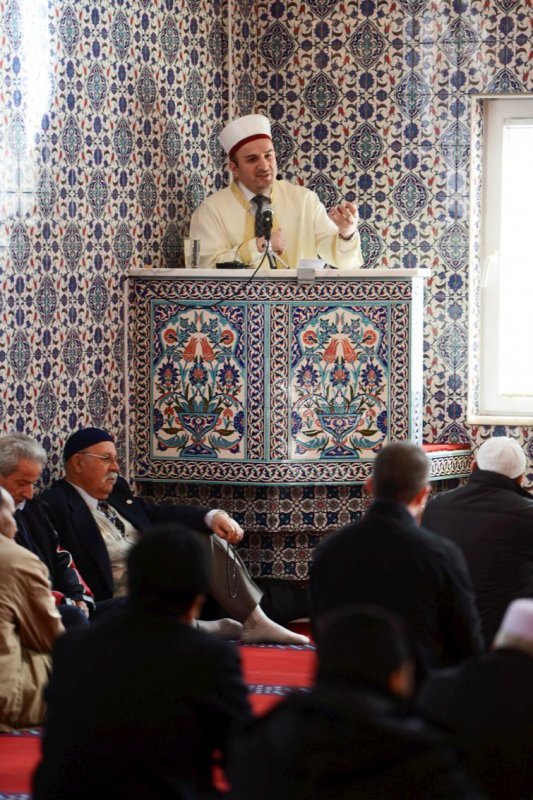 Ergin Özgem, the imam in Fittja, addressed the congregation. He sang the call to prayer.Photo: Leo Sellén/Scanpix