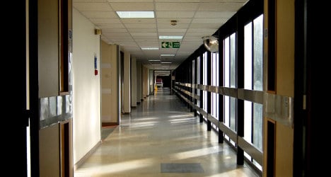 Fleeing pensioner gets stuck in hospital air vent