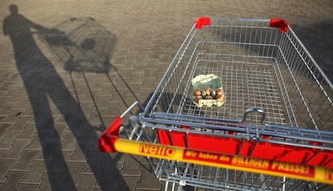 Biscuit bully uses shopping cart as weapon