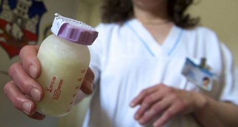 Breastfeeding mothers battle the bottle in Spain
