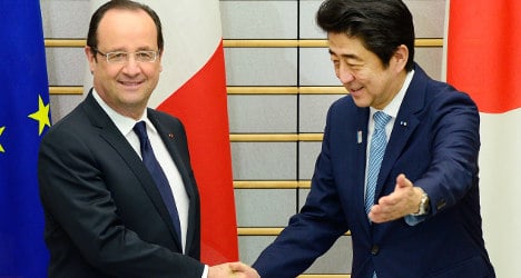 Hollande applauds anti-austerity Abe in Japan