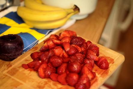 Strawberries and bananas coming on the creamy chocolate cake for a light Midsummer dessert. Photo: Elodie Pradet
