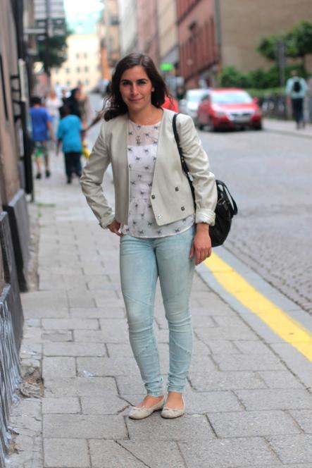 Pardis, who is 27, kept things fresh on a very warm Stockholm afternoon with stone-washed jeans, floral blouse and cute cropped jacket. And not a pair of Converse in sight. Photo: Elodie Pradet