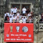 Thousands cheer rainy Bayern treble party