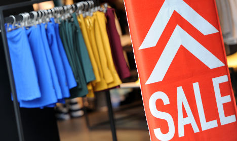 Clothes shops slash prices after poor weather