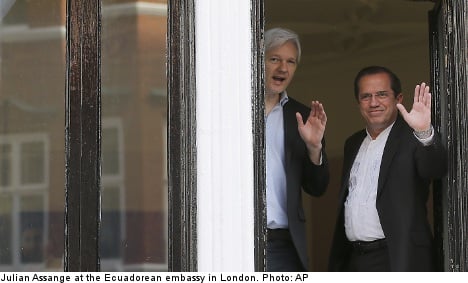 Assange meets Ecuador minister in London