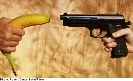 Secret service reacts to banana ‘attack’ on PM