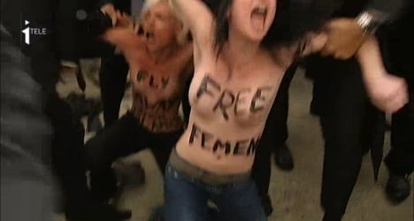 Topless Femen accost Hollande at Paris show