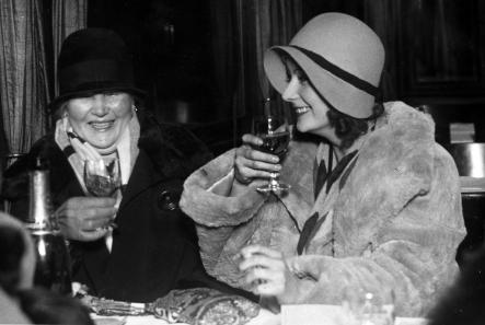 Greta Garbo with her mother Anna Gustafsson on the train on its way to Stockholm in 1928Photo: Scanpix Sweden