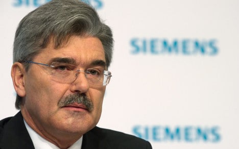Troubled Siemens ditches chief