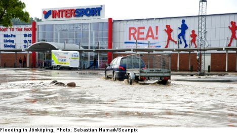 Downpour floods roads, blocks off hospital
