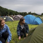 Teenagers Petrine Iversen (L) and Hedda Kyrkjerud pitch their tent.Photo: Aleksander Andersen / NTB scanpix