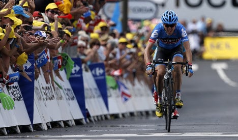 Tour de France: Froome holds on to yellow jersey