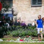 People paid their respects to the victims of the terrorist attacks by laying flowers or wreaths.Photo: Heiko Junge / NTB Scanpix