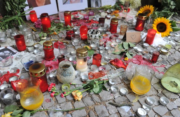 Tributes are left in Berlin to two brothers who died after a heavy night of drinking in Indonesia. The brothers, aged 19 and 23, were originally thought to have died from drinking spiked whiskey but Indonesia police put the deaths down to alcohol poisoning.Photo: DPA