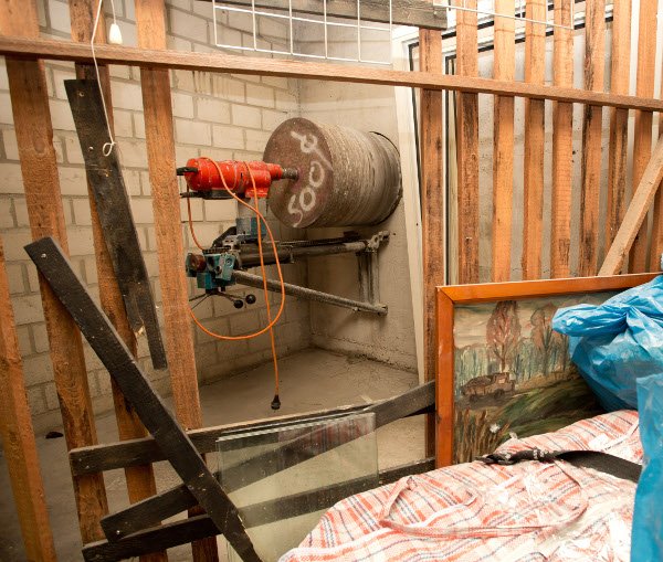 This is the equipment with which bank raiders were trying to tunnel into a Berlin bank's vault. They were rumbled when they set off an alarm, while drilling 50 centimetres into the wall.Photo: DPA
