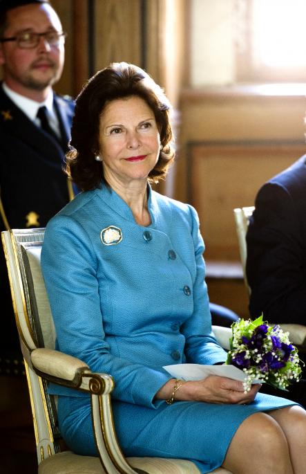 Bold jewel colours are Queen Silvia's favourite and she always carries them off with aplomb.Photo: Erik Mårtensson/Scanpix