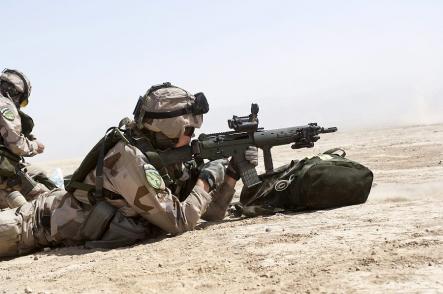 Training<br>A female Swedish soldier target practices at the US Mike Spann base in AfghanistanPhoto: FS21/Försvarsmakten