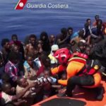 Hundreds more migrants arrive on Italian shores