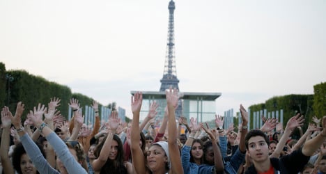 Photo of the day: Eiffel Tower hit by flashmob