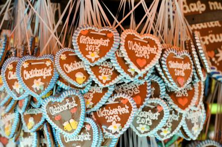 The famous <i>Lebkuchenherzen</i> - ginger bread hearts - are already in place in Munich's TheresienwiesenPhoto: DPA