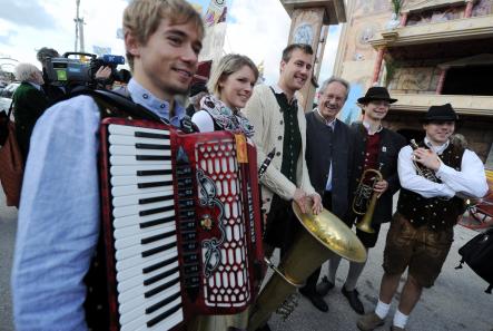 Munich mayor Christian Ude visits the Oktoberfest on Thursday.Photo: DPA