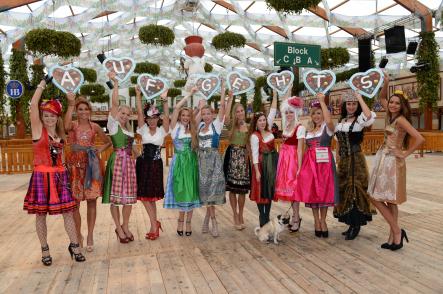 Actresses, singers and models in the Höfbrau tent on Tuesday.Photo: DPA