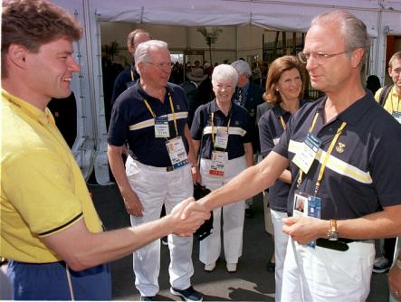 The king greets Swedish athletes at the athletes village during the 2000 Sydney Olympics. Pictured shaking hands with Swedish shooting sensation and Sydney gold medalist, Jonas Edman.Photo: Peter Krüger/Scanpix