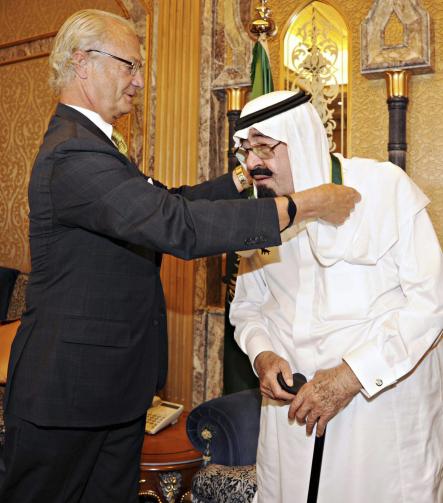 The king awards king Abdullah of Saudi Arabia the Wolf Bronze Medal in 2011Photo: AP