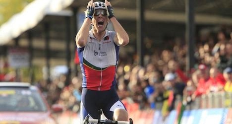 Cancellara falls back in world champion race