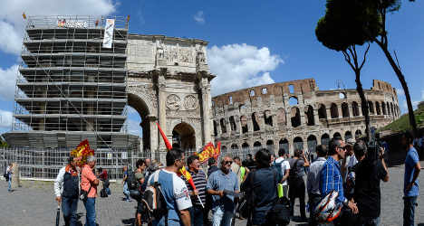 Unemployed Italians stage Colosseum protest