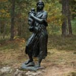 Mor med barn, a 1993 sculpture by Norwegian artist Per Ung. 
