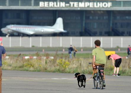 Warm weather has brought the crowds out at Berlin's Tempelhof.Photo: DPA