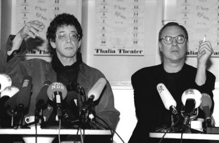 Reed gives a press conference in Hamburg in 1998 at the opening night of musical "Tim Rocker," for which he wrote the music.Photo: DPA