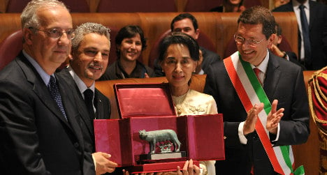 Aung San Suu Kyi collects Rome citizenship