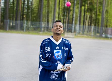 Somali-Swedes pick up bandy clubs to beat Russians at own game
