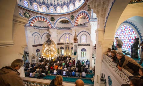 Mosques open doors to non-Muslims