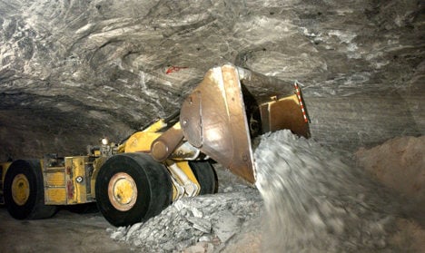 Explosion kills three miners, four rescued