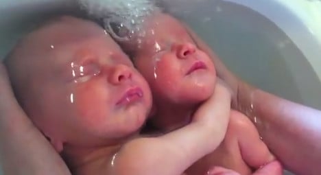 VIDEO: Twin babies' spa bath has web in 'awww'